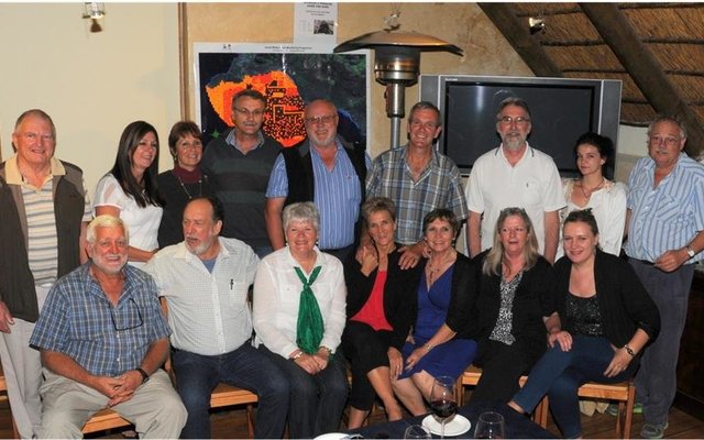 ‘n Groot deel van die Gansbaai Fotografieklub se lede het vanjaar die afsluiting van ‘n uiters suksesvolle Fotografie-jaar in die Great White House gevier, met die voormalige voorsitter, Christo Wessels agter 4de van links en langs hom die nuwe voorsitter, Riaan Jacobs. (Foto: Jane Bailey)